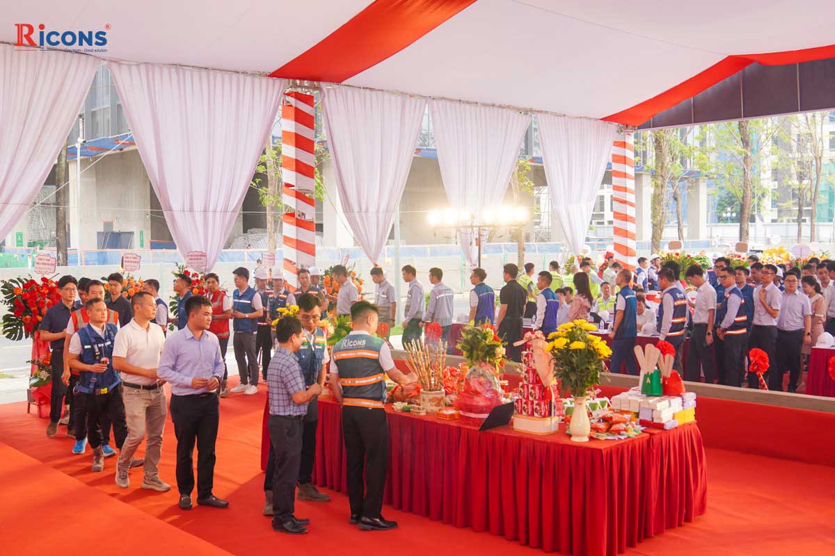 Lãnh đạo nhà thầu Ricons dâng hương tại lễ khởi công dự án K8CT1