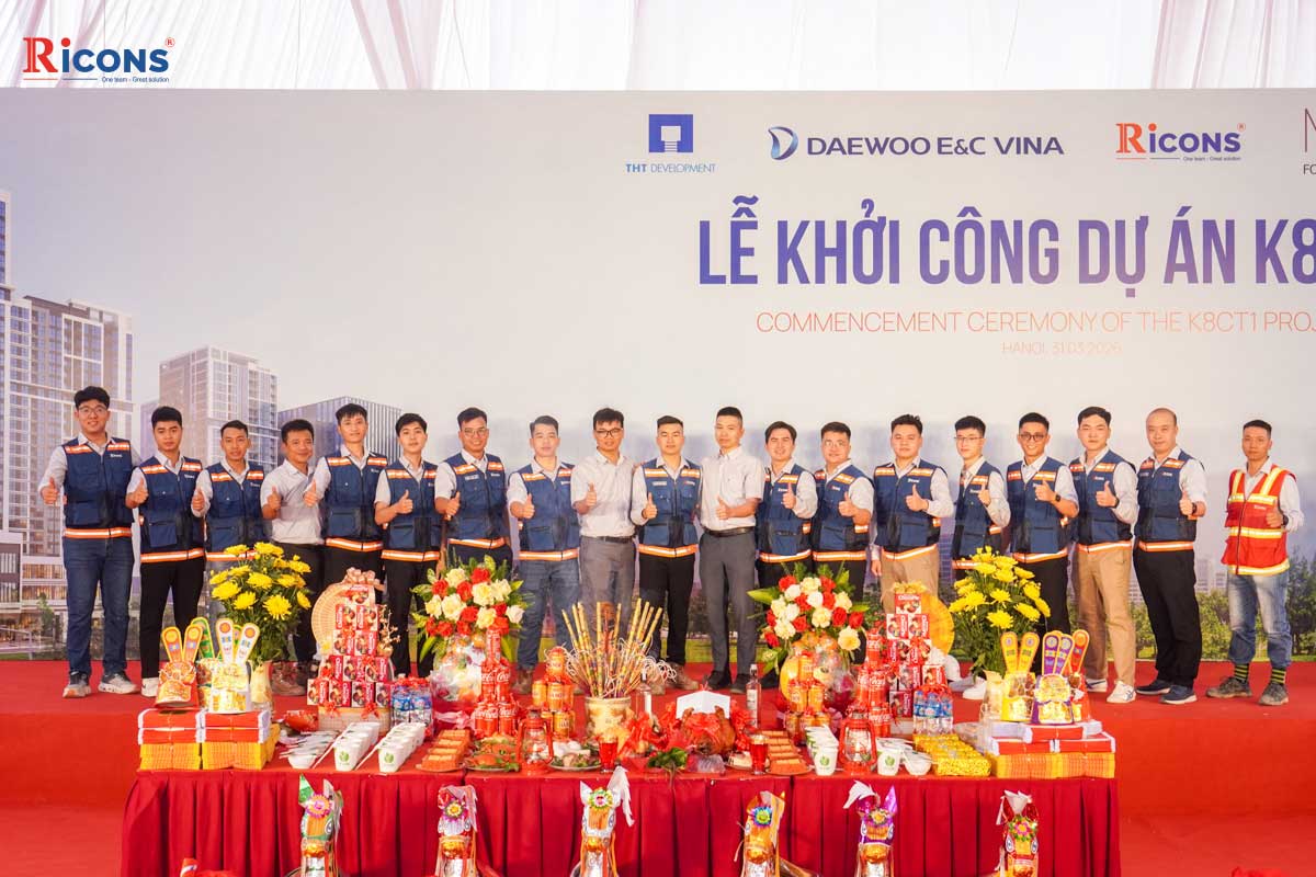 Cán bộ nhân viên nhà thầu Ricons chụp ảnh kỷ niệm tại lễ khởi công dự án K8CT1